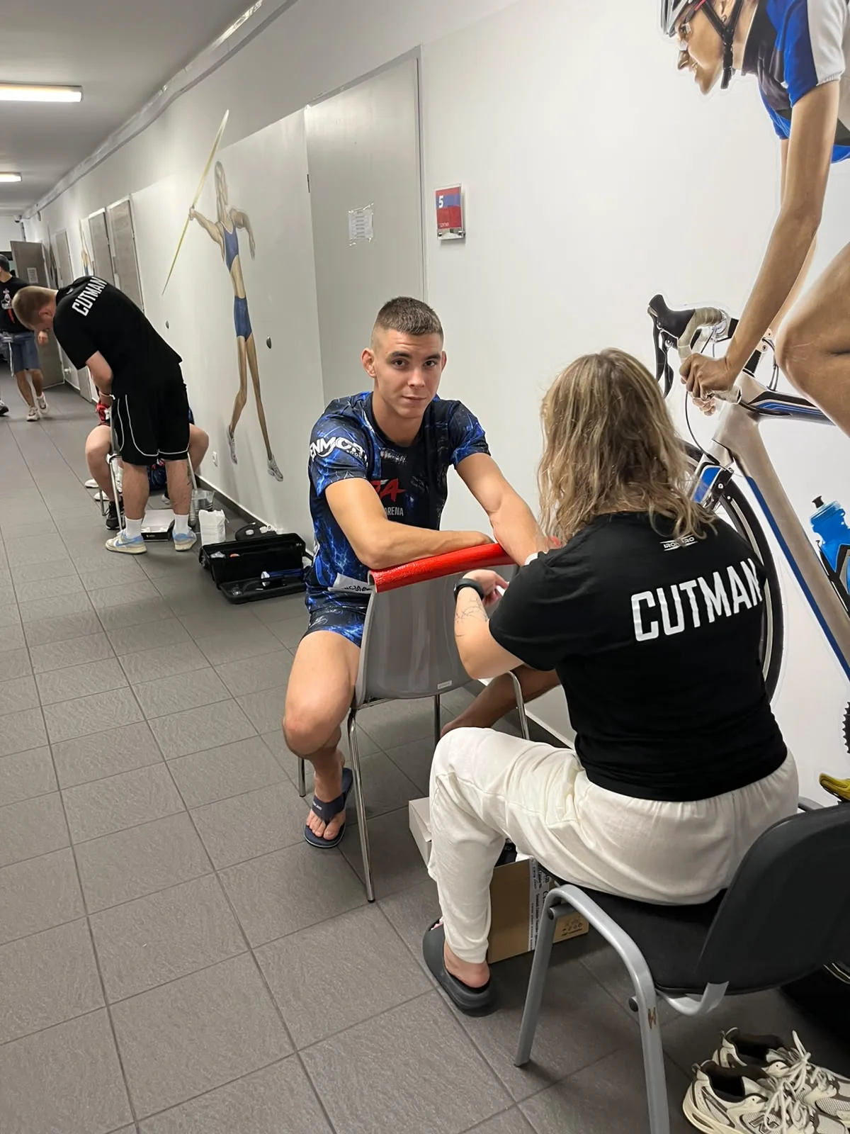 Adam z cutmanem w korytarzu przed walką