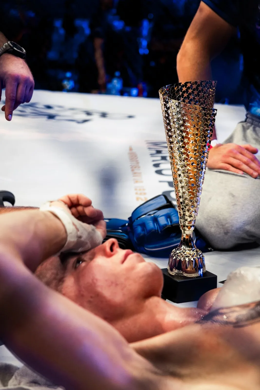 Trofeum na macie obok Adama po walce