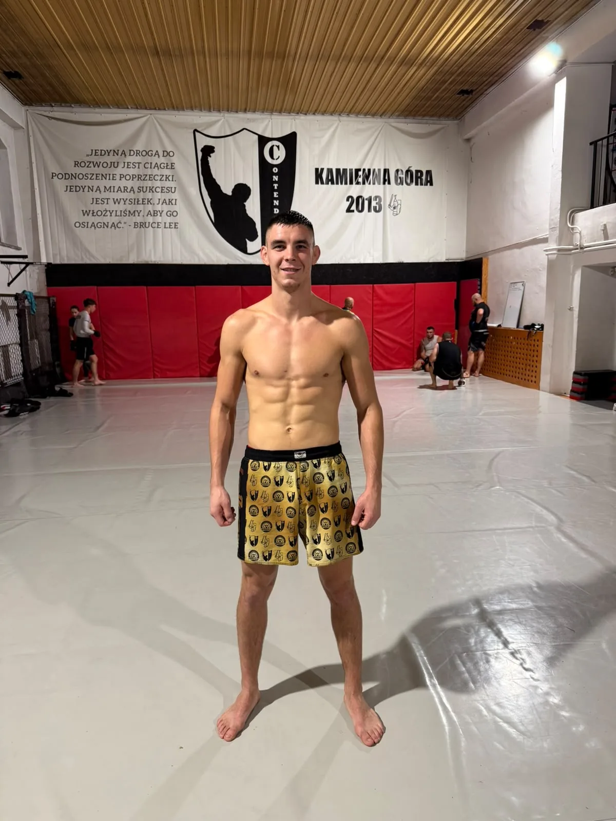 Adam na macie w klubie Contender — początki drogi