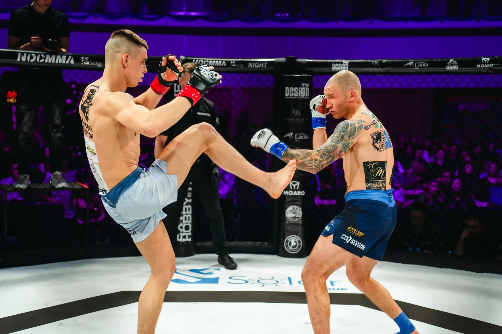 Adam zadaje kopnięcie w walce na NOC MMA